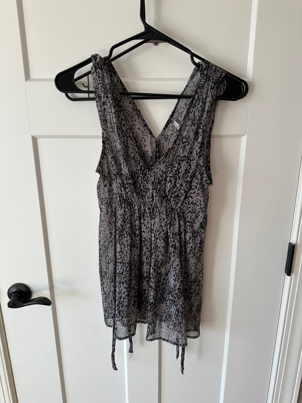 Sleeveless V-Neck Patterned Women's Top in Black and Gray